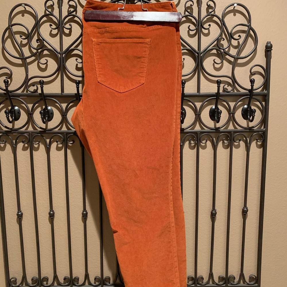 Universal Thread 🧵 Cord Slacks